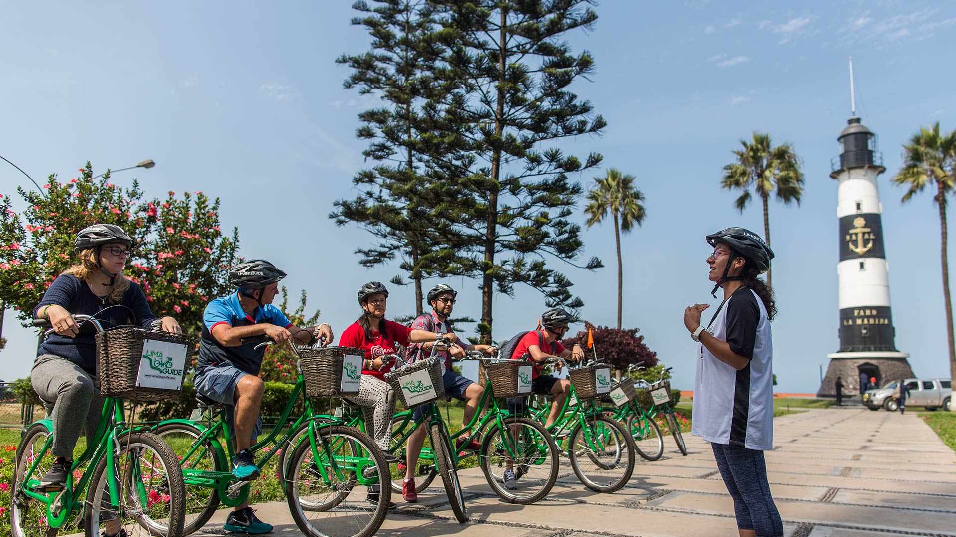 Clase de ciclismo en el malecón de Miraflores